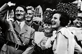 Leni Riefenstahl cinematografa junto a Hitler.